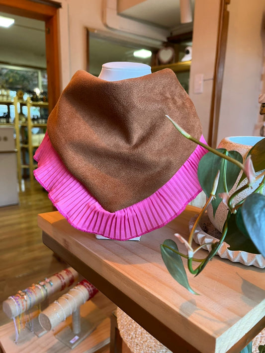 Cuello plisado rosado niña